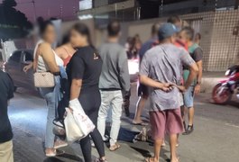 Condutora de carro avança em placa de parada obrigatória e colide contra motocicleta, em Arapiraca