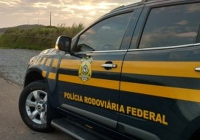 Perseguição policial termina em acidente e prisão de dois homens em rodovia alagoana