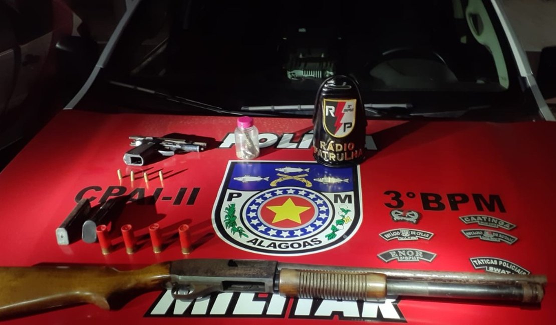 Policiais do 3° Batalhão encontram armas de fogo e drogas escondidas em telhado no Manoel Teles