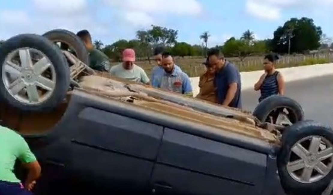 Vitima de acidente sofre apenas ferimentos leves após ficar presa às ferragens de carro, em Palmeira dos Índios