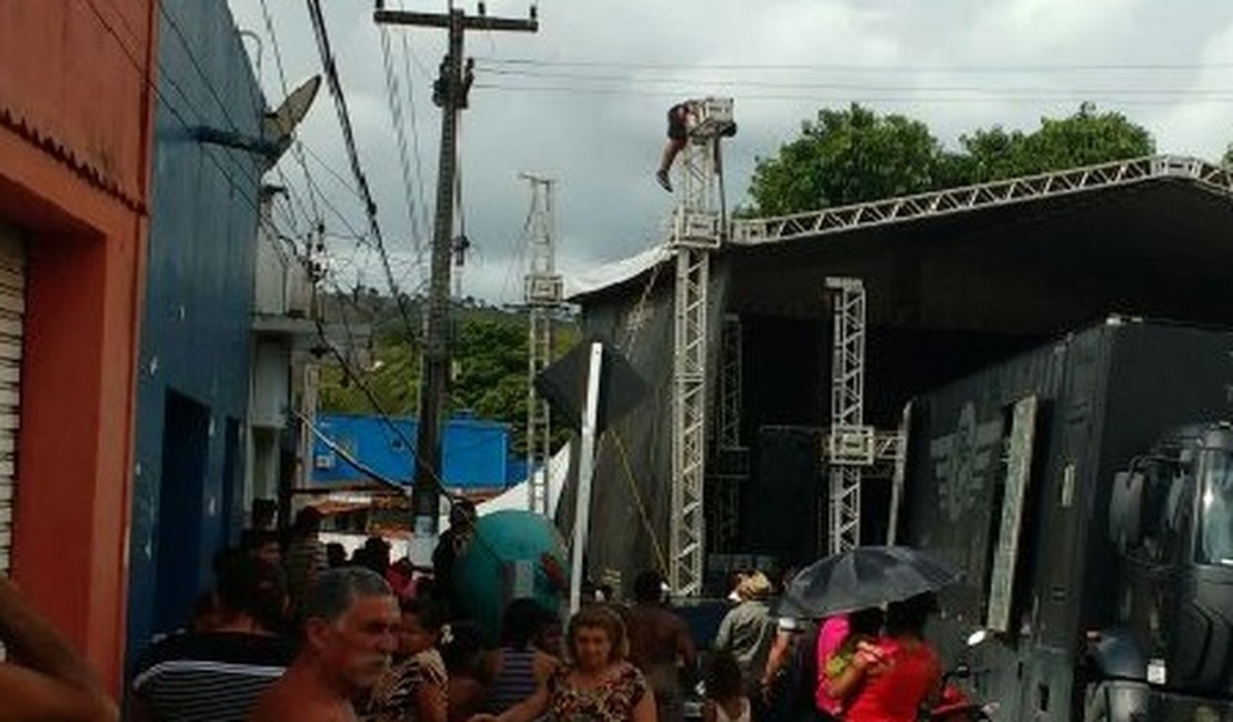 Homem morre eletrocutado durante montagem de palco para show no interior de AL