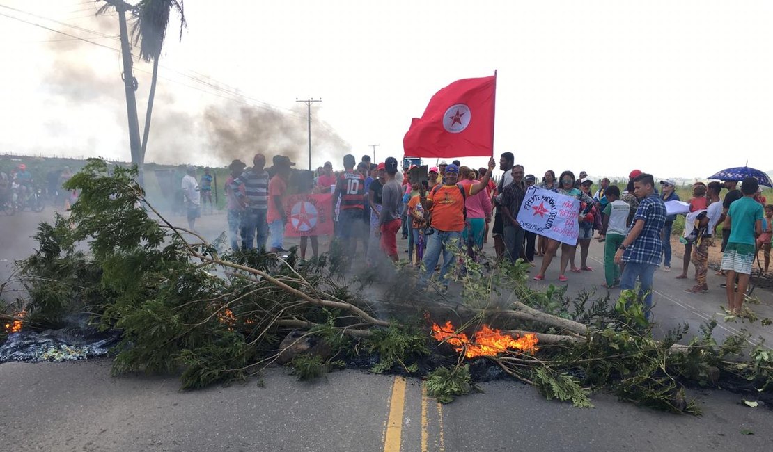 Vídeo. Greve geral: manifestantes fecham rodovia em frente à Ufal- Arapiraca