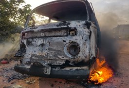 Kombi pega fogo em movimento e assusta motorista, em Arapiraca