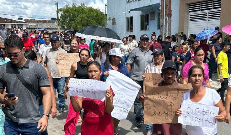 Moradores de Anadia protestam por causa atrasos salariais