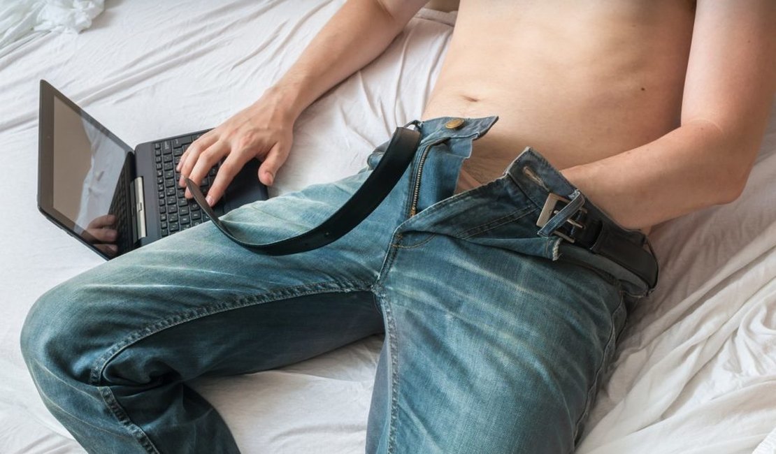 Com objetos no ânus, homem morre eletrocutado enquanto se masturbava com massageador sexual