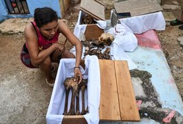 Famílias limpam ossos de parentes falecidos antes do Dia dos Mortos no México; conheça a tradição