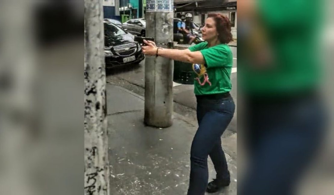 Vídeo. Deputada federal, Carla Zambelli saca arma e corre atrás de homem negro em São Paulo