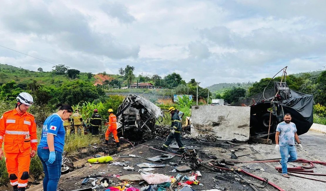 38 mortes já foram confirmadas em acidente entre três veículosna BR-116 em MG