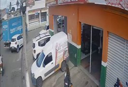 VÍDEO. Colisão entre caminhão-baú e automóvel é registrada no bairro Cacimbas, em Arapiraca