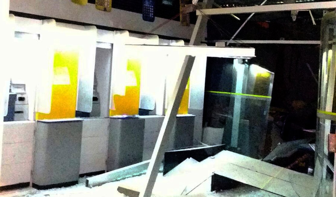 Bandidos fortemente armados explodem agência bancária de Olivença, AL