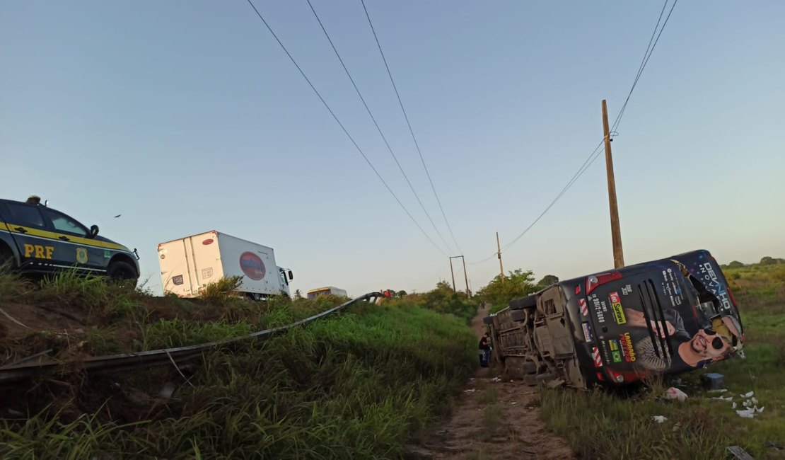 Integrante da equipe de Devinho Novaes morre no hospital após acidente com ônibus do cantor em São Sebastião