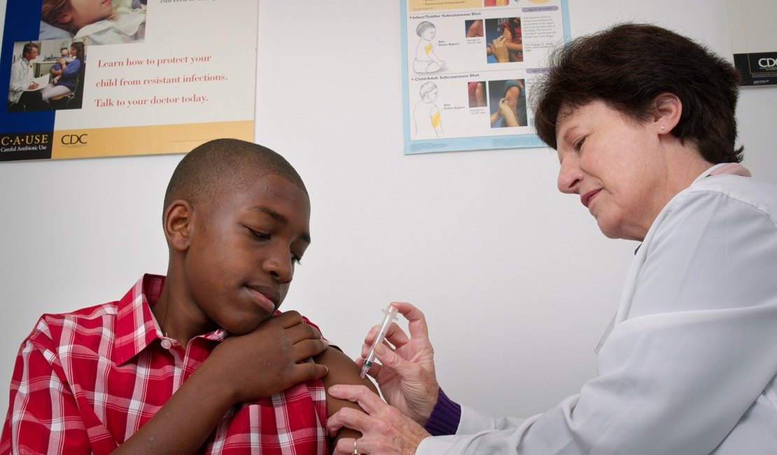 Meninos já podem se vacinar contra HPV no SUS; veja mudanças na vacinação