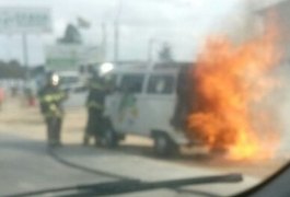 Corpo de Bombeiros é acionado após Kombi pegar fogo em trecho da BR-104, em AL