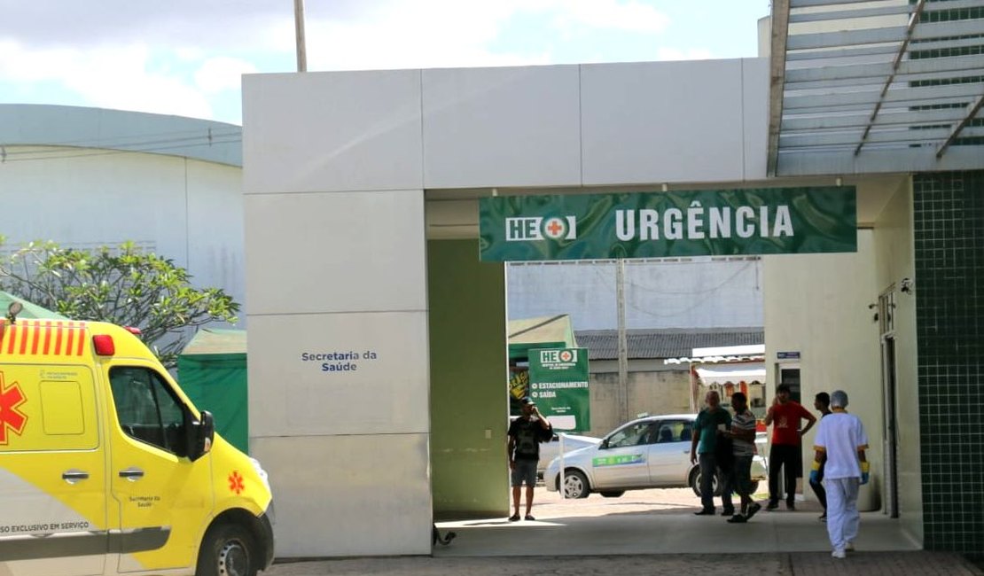 Acidente entre dois automóveis e moto deixa homem ferido, em Arapiraca