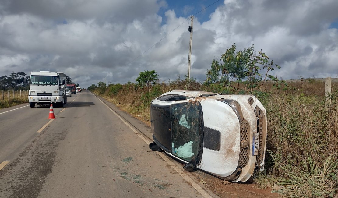 Condutor perde o controle da direção e capota veículo em Arapiraca