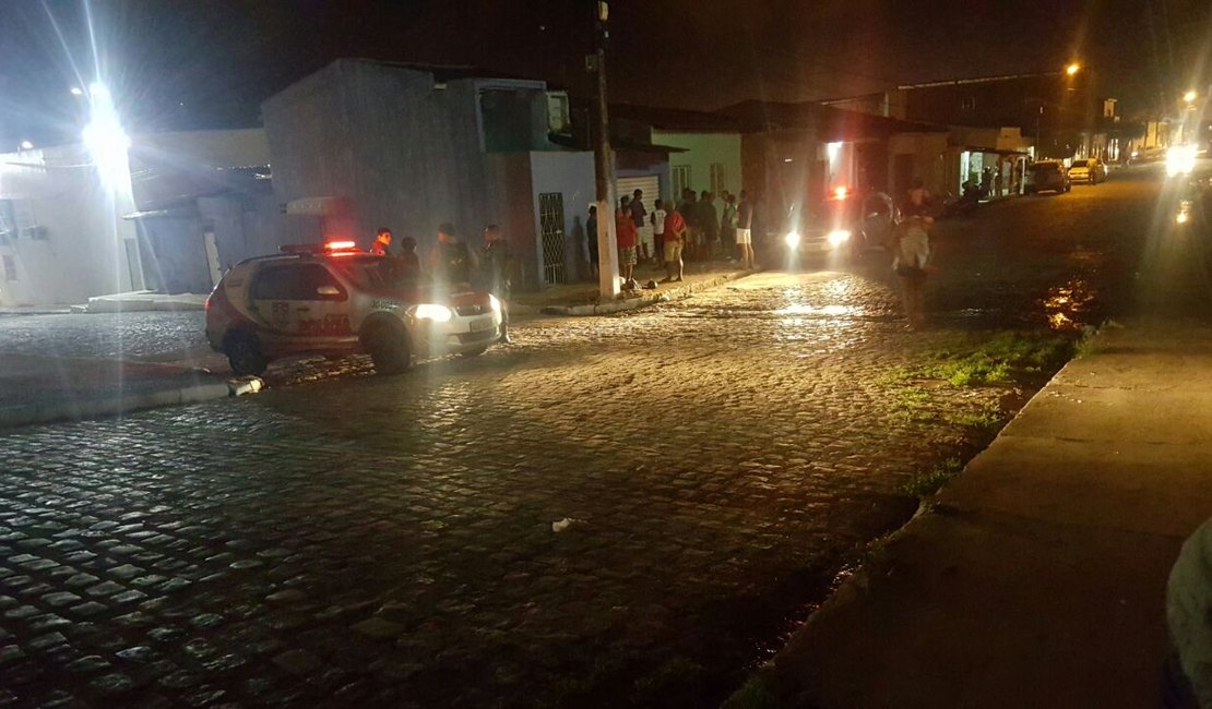 Dois homens são baleados na porta de casa no Capiatã, em Arapiraca