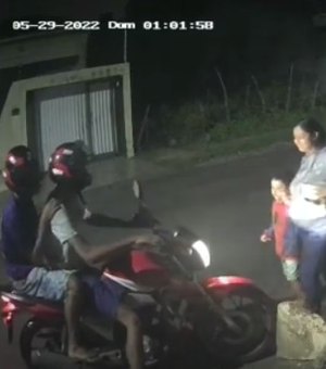 Vídeo. Vítima é agredida por criminoso durante roubo de aparelho celular, em Arapiraca