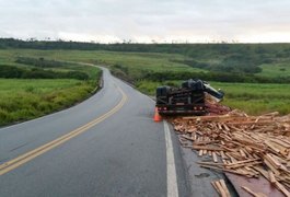 Carreta com carga de madeira tomba na BR-101, em Jequiá da Praia