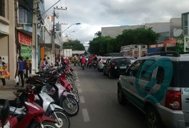 Colisão envolvendo caminhão e carro de passeio deixa trânsito lento no centro de Arapiraca