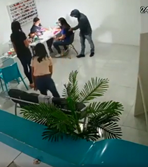 VÍDEO. Homem invade centro de beleza e assalta mulheres, em Arapiraca