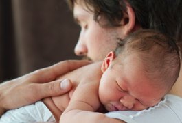 Projeto do Senado quer aumentar licença-paternidade de 5 para 30 dias