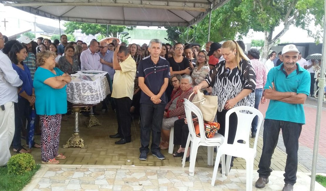 Comoção marca sepultamento de ex-presidentes do ASA