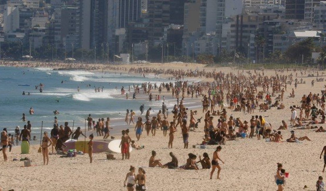 Após flexibilização do isolamento, Rio de Janeiro registra aglomeração em praias