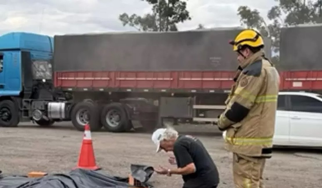 Motociclista morre em acidente, e caminhoneiro se ajoelha para rezar ao seu lado
