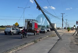 Caminhão-guincho atinge poste e provoca congestionamento na AL-110, em Arapiraca