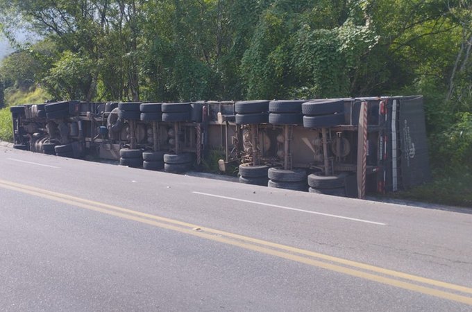 Carreta com carga de granito tomba na 'Ladeira de Atalaia' e motorista fica ferido