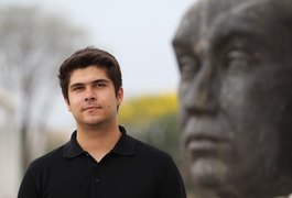 Filho adotivo de Renato Russo decide expulsar a avó de casa