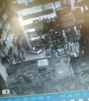 Vídeo: Homem entra em farmácia e furta celular de funcionário em Viçosa