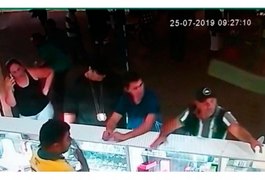 Prejuízo causado por bando que se passava por policiais em feira de Maceió chega a R$ 10 mil
