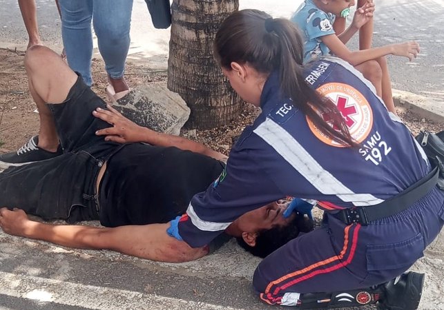 Motociclista fica ferido após sobrar em curva e cair de moto no Residencial Agreste, em Arapiraca