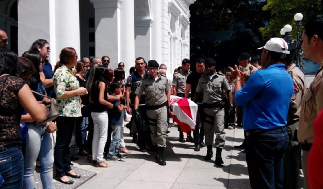 Militares mortos durante emboscada são sepultados sob forte comoção em Maceió