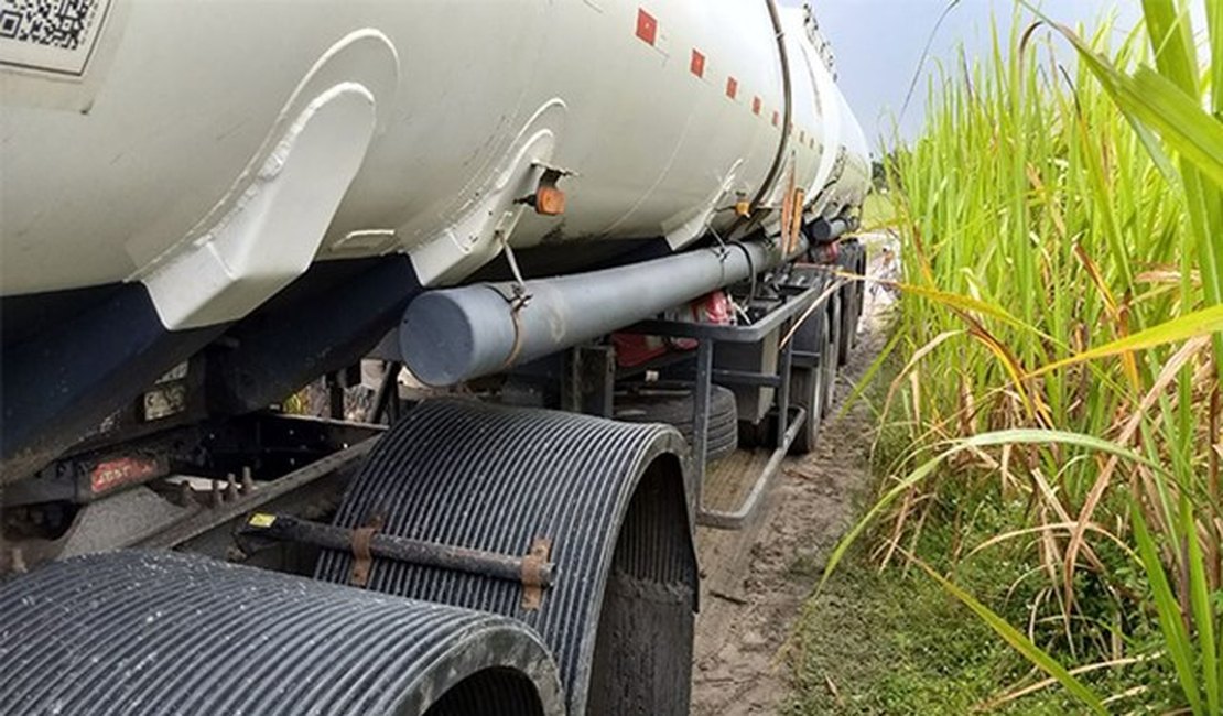 Polícia recupera carreta roubada e resgata motorista em São Sebastião
