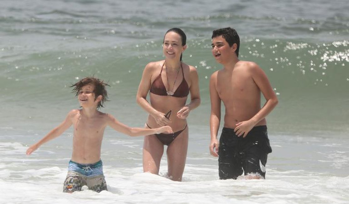 Aos 46 anos, Gabriela Duarte chama atenção dos fãs pelo corpo jovial em dia de praia