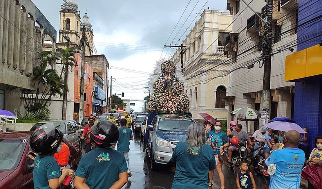 Procissão da padroeira de Maceió reúne fiéis em carreata pela cidade