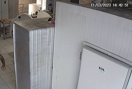 Homem nu é preso após invadir padaria e atacar funcionária