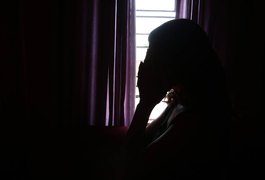 Mulher é presa por estuprar enteada adolescente enquanto companheiro estava no trabalho em Messias