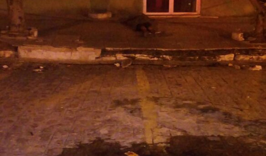 Morador de rua é assassinado na frente do quartel da PM, em Maceió