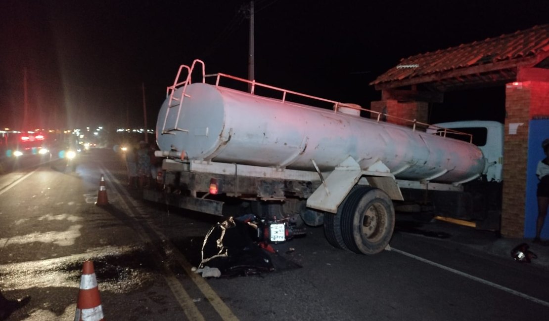 Homem morre após colidir motocicleta contra traseira de caminhão pipa, em Girau do Ponciano