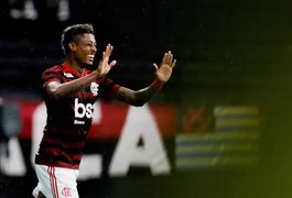 Flamengo vence Vasco por 2 a 0 e fica perto do título