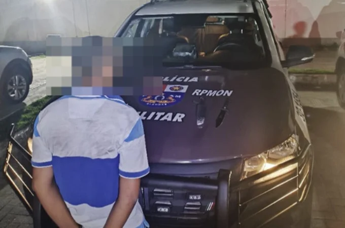 Policial militar age rapidamente e desarma homem dentro de academia em Maceió