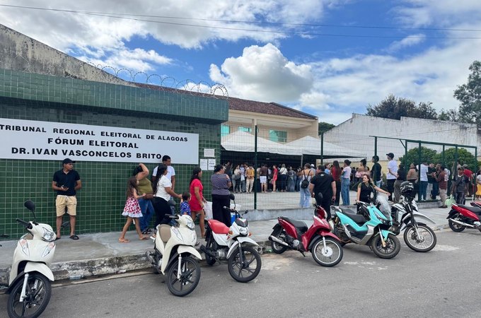 Eleitores deixam para última hora e lotam TRE em Arapiraca nesta quarta (6)