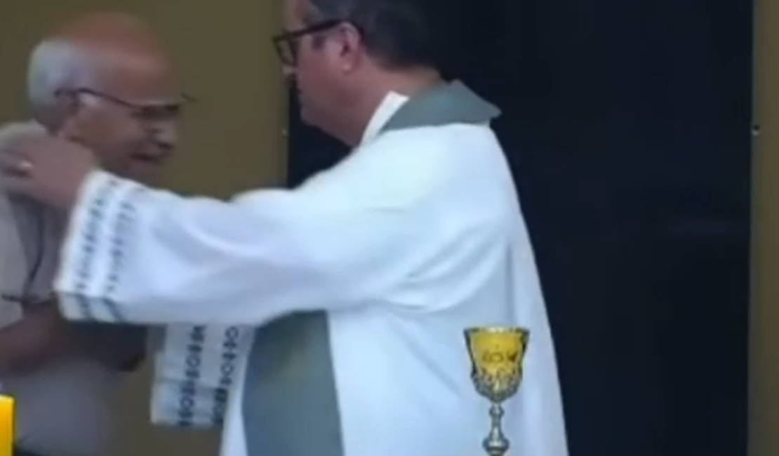 VÍDEO: Idoso surpreende padre ao abraçá-lo durante missa após saber da morte do neto em SC
