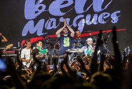 Lucão, do vôlei, comemora ouro olímpico em show de Bell Marques