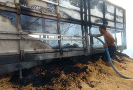 Carreta carregada de milho pega fogo em trecho da AL-220