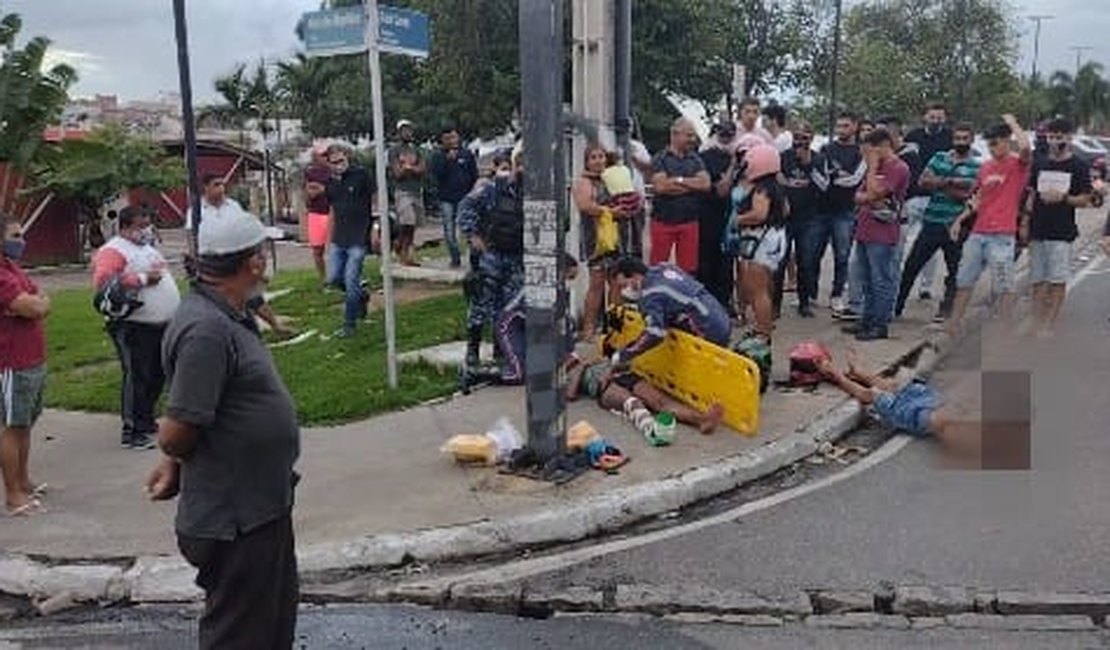 Motocicleta com três ocupantes avança semáforo e é atingida por carro no Centro de Arapiraca