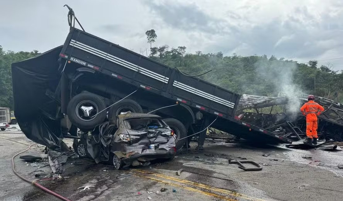 Acidente com ônibus, carreta e carro deixa ao menos 18 mortos em Minas Gerais; vídeo